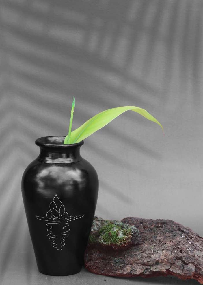 black clay vases with silver inlay motifs are kept on the table