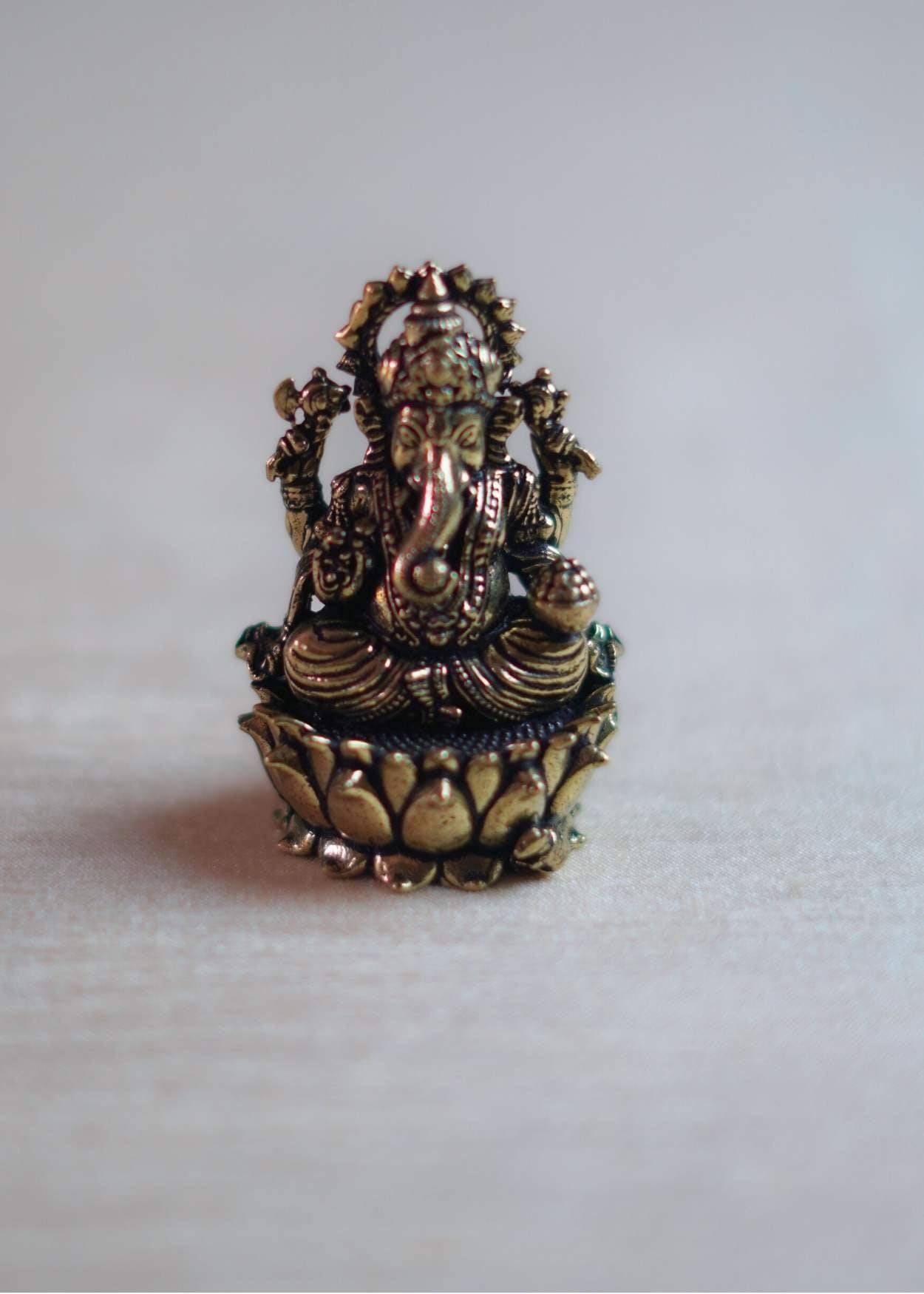 Brass Ganpati & Lakshmi Idol Hamper – Elegant Diwali Gift for Loved Ones