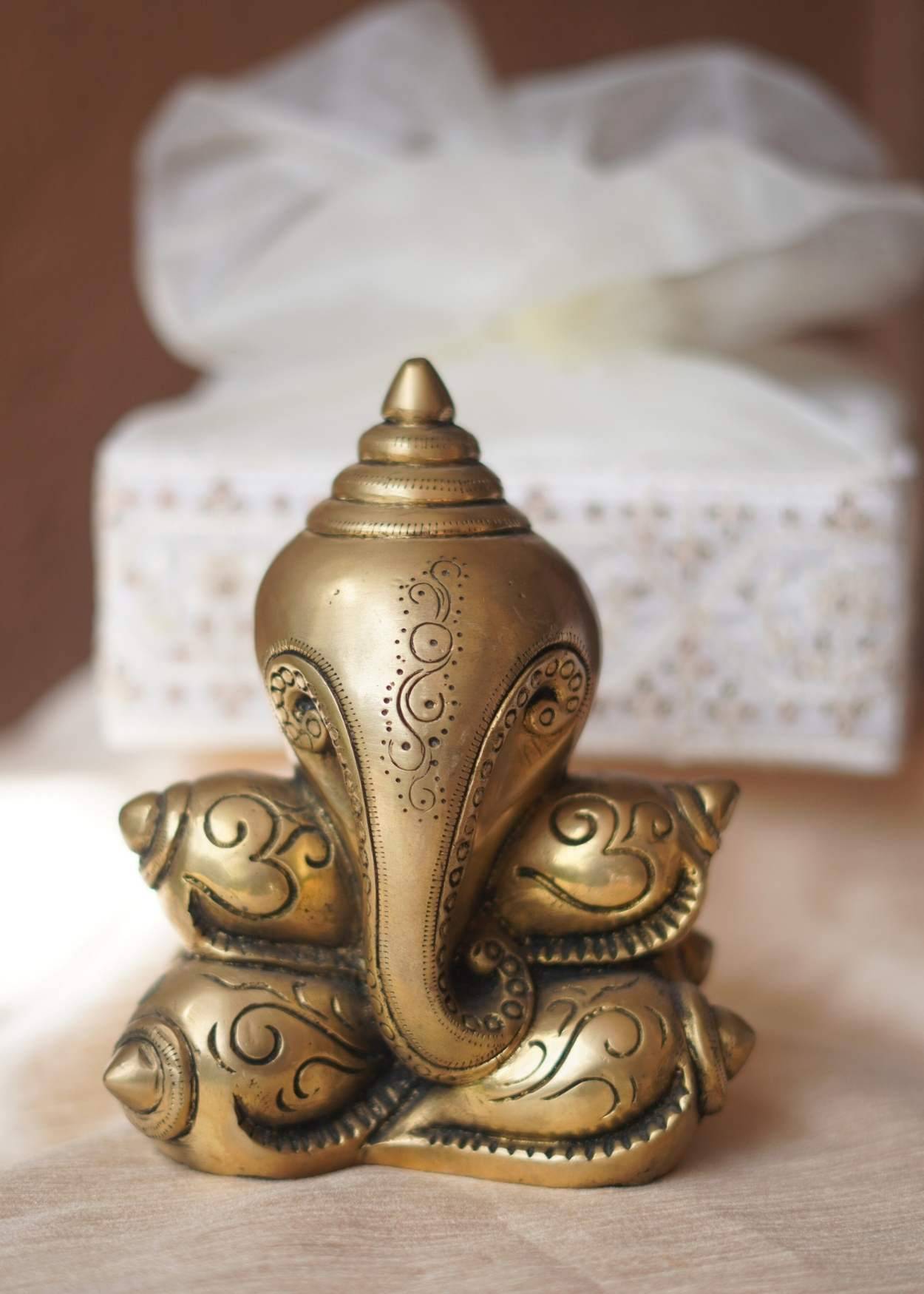 Brass Shankh Ganpati Hamper – Luxury Corporate Diwali Gift with Cashews & Chocolate | Akkaara India
