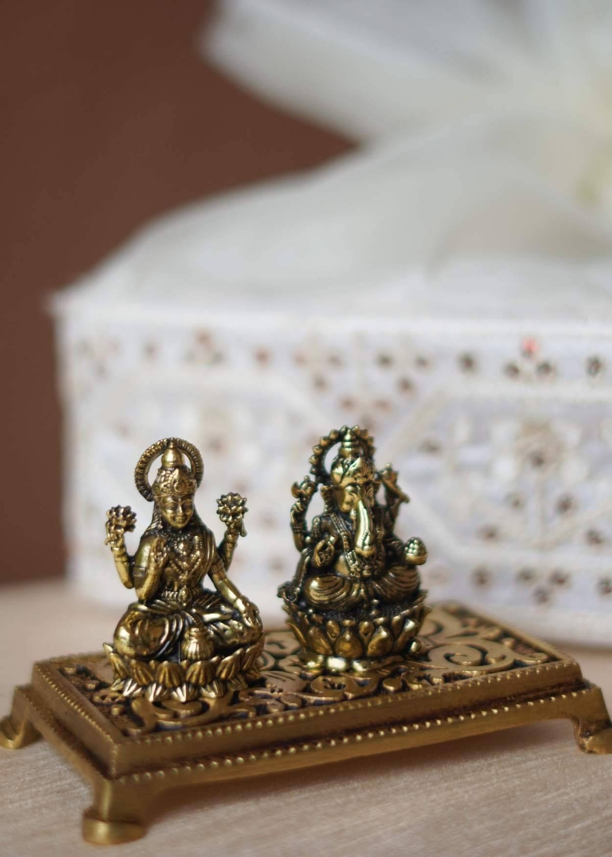 Brass Ganpati & Lakshmi Idol Hamper – Elegant Diwali Gift for Loved Ones
